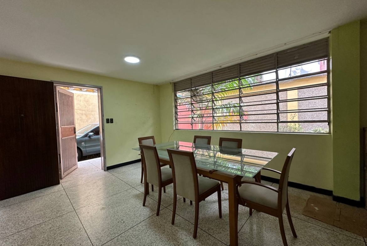 Casa en Venta en Los Dos Caminos, Caracas – 252m², 4 Habitaciones, 3.5 Baños y 3 Puestos de Estacionamiento