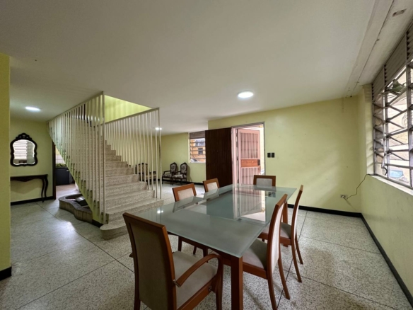 Casa en Venta en Los Dos Caminos, Caracas – 252m², 4 Habitaciones, 3.5 Baños y 3 Puestos de Estacionamiento
