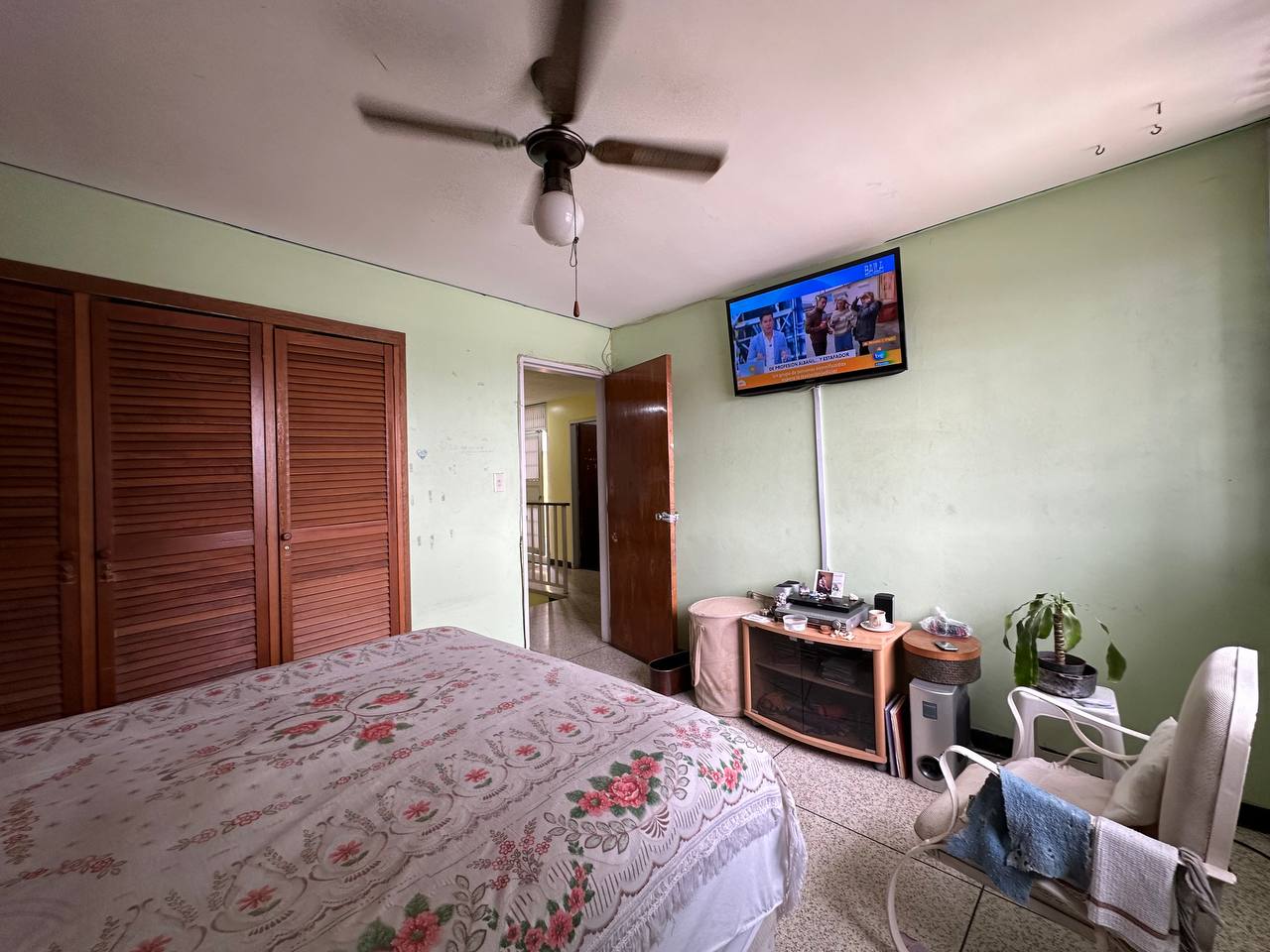 Los Dos Caminos-Casa-Dormitorio (2) Casa en Venta en Los Dos Caminos, Caracas – 252m², 4 Habitaciones, 3.5 Baños y 3 Puestos de Estacionamiento