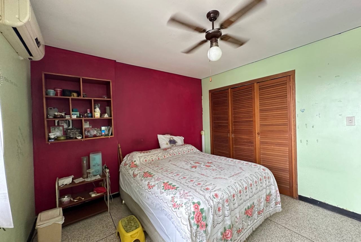 Casa en Venta en Los Dos Caminos, Caracas – 252m², 4 Habitaciones, 3.5 Baños y 3 Puestos de Estacionamiento