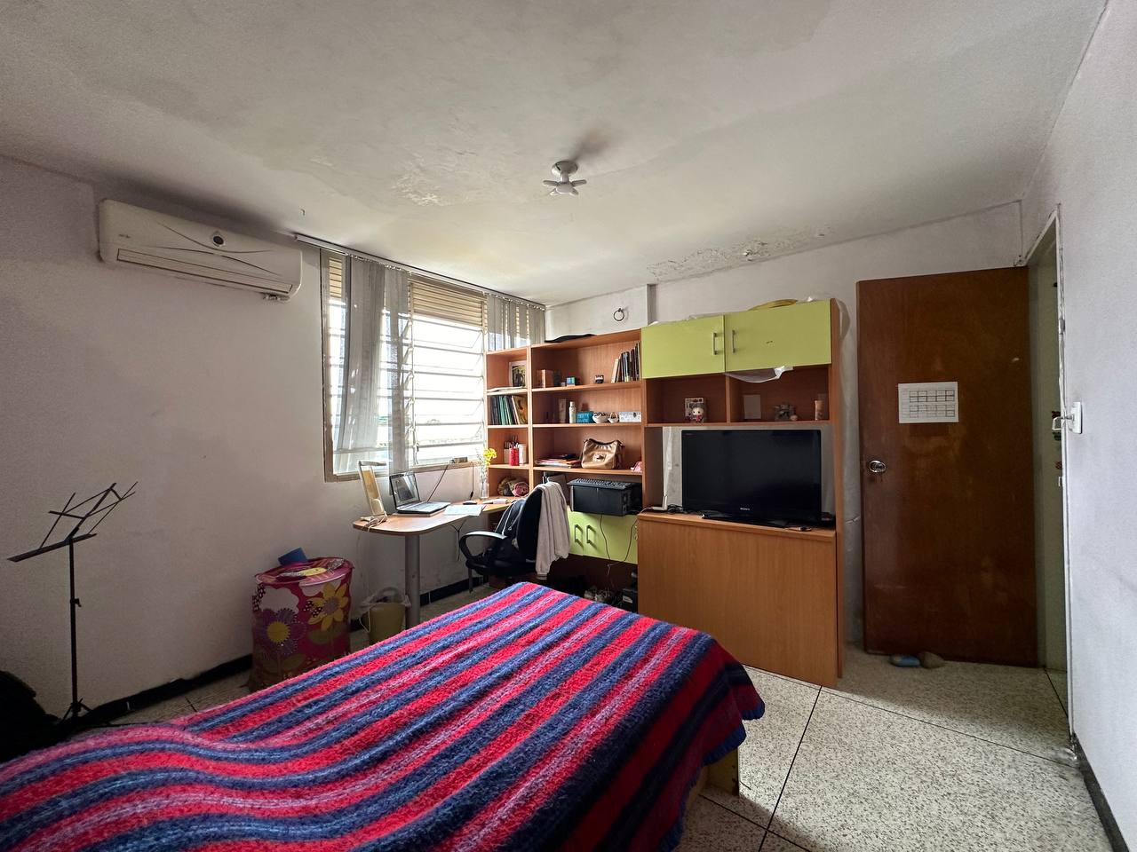 Los Dos Caminos-Casa-Dormitorio (5) Casa en Venta en Los Dos Caminos, Caracas – 252m², 4 Habitaciones, 3.5 Baños y 3 Puestos de Estacionamiento