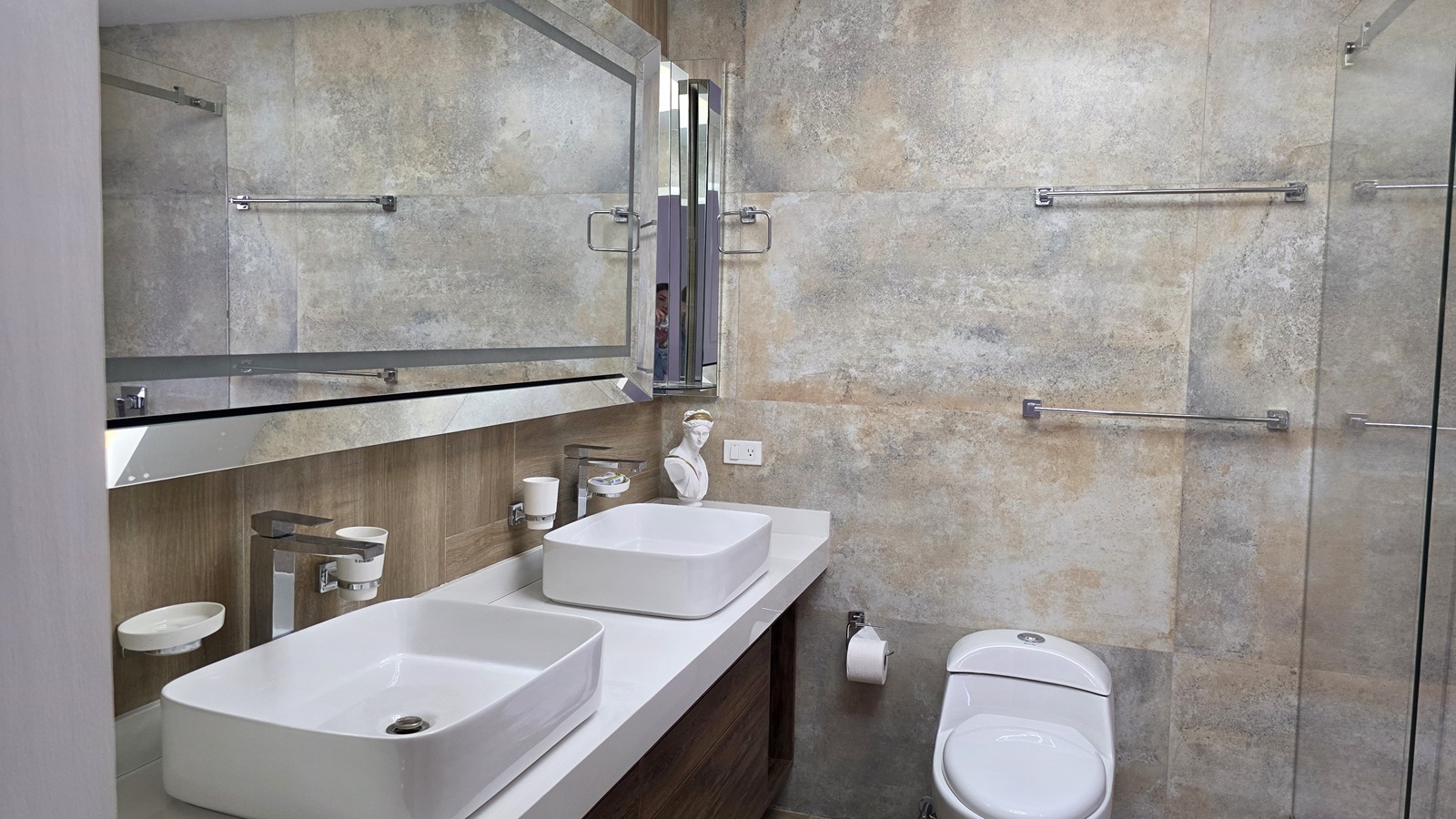 Los Palos Grandes-Baño (3) Apartamento en Venta en Los Palos Grandes, Caracas – 105m², 2 Habitaciones, 2 Baños y 1 Puesto de Estacionamiento