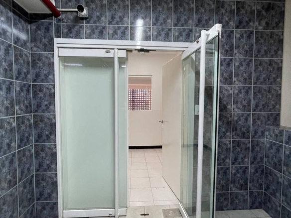 Oficina en Alquiler en Los Rosales, Caracas – 230m², Baños para Damas y Caballeros