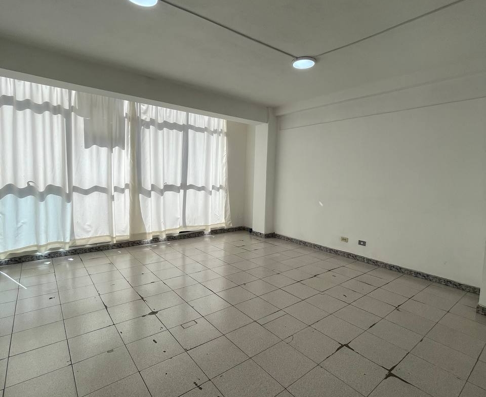 Oficina en Alquiler en Los Rosales, Caracas – 230m², Baños para Damas y Caballeros