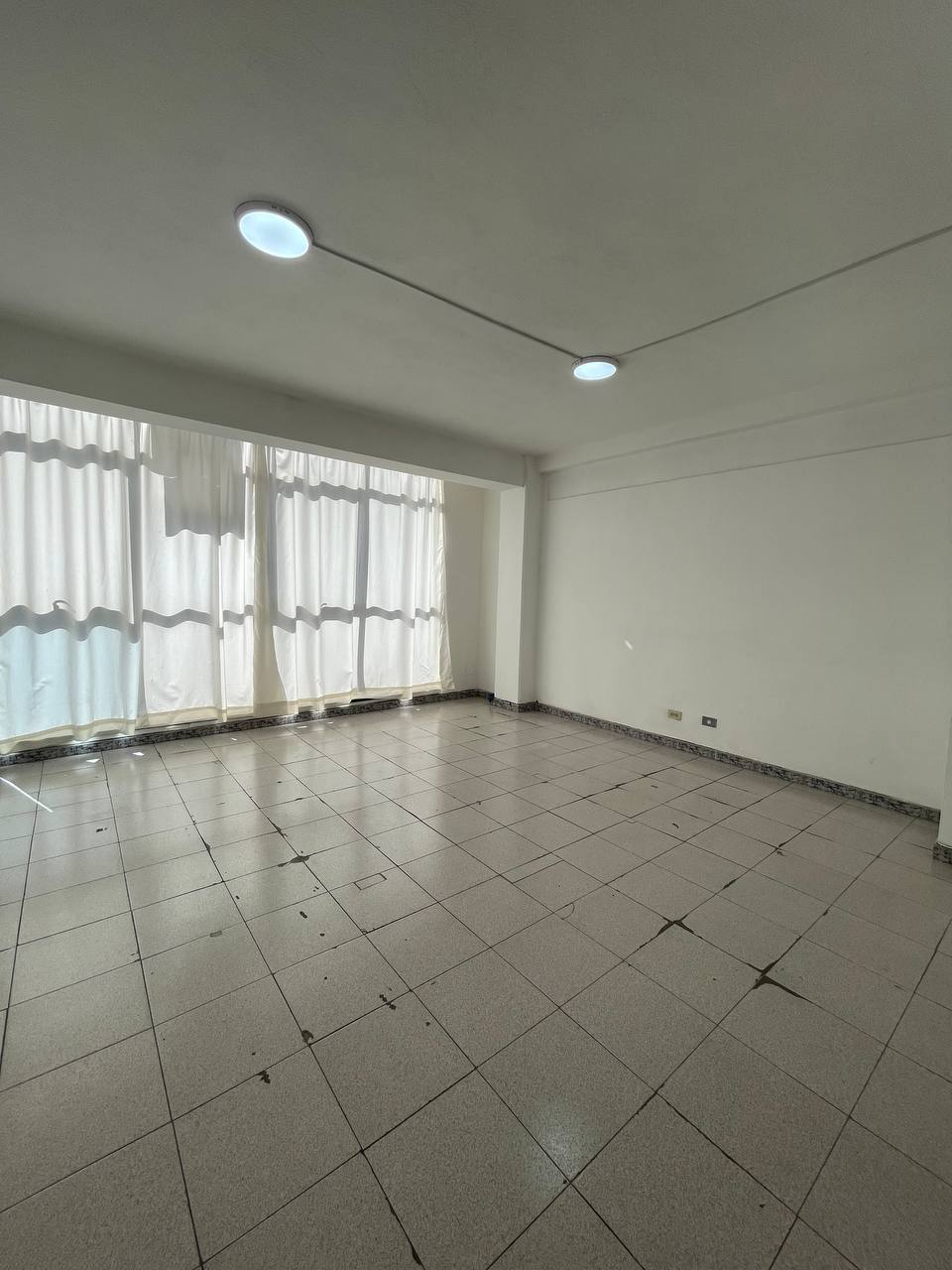Oficina en Alquiler en Los Rosales, Caracas – 230m², Baños para Damas y Caballeros