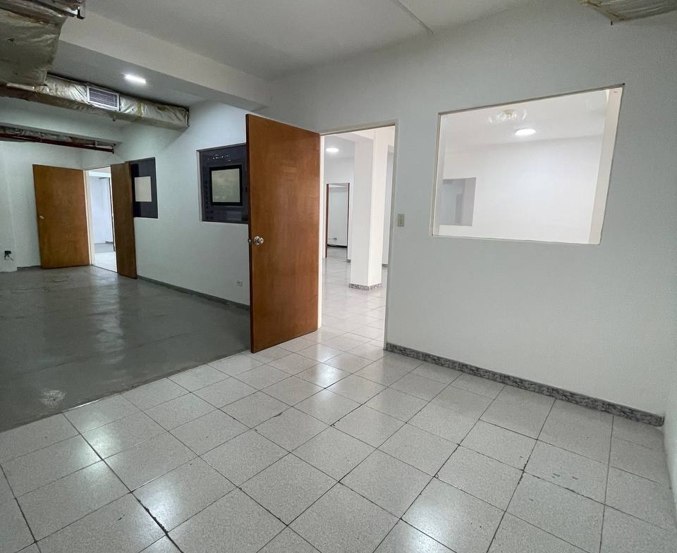 Oficina en Alquiler en Los Rosales, Caracas – 230m², Baños para Damas y Caballeros