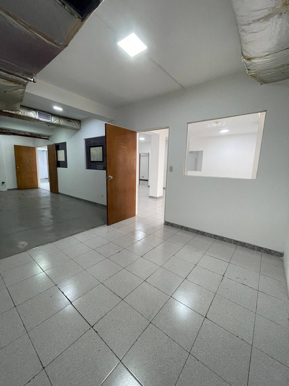 Oficina en Alquiler en Los Rosales, Caracas – 230m², Baños para Damas y Caballeros