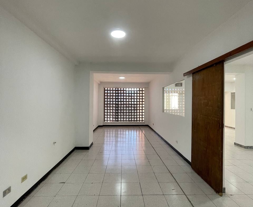 Oficina en Alquiler en Los Rosales, Caracas – 230m², Baños para Damas y Caballeros