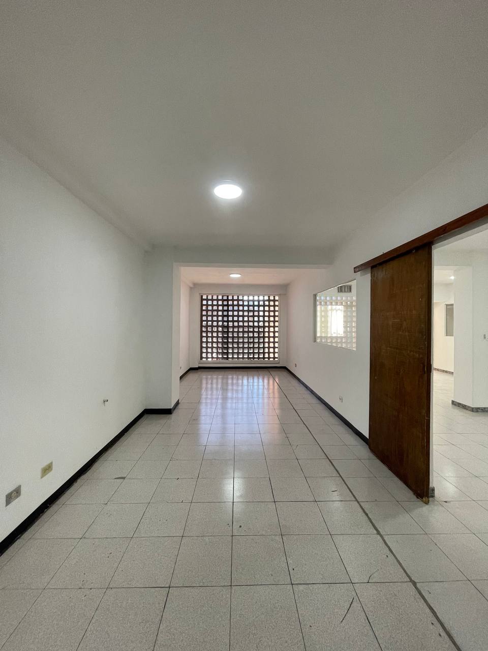Oficina en Alquiler en Los Rosales, Caracas – 230m², Baños para Damas y Caballeros
