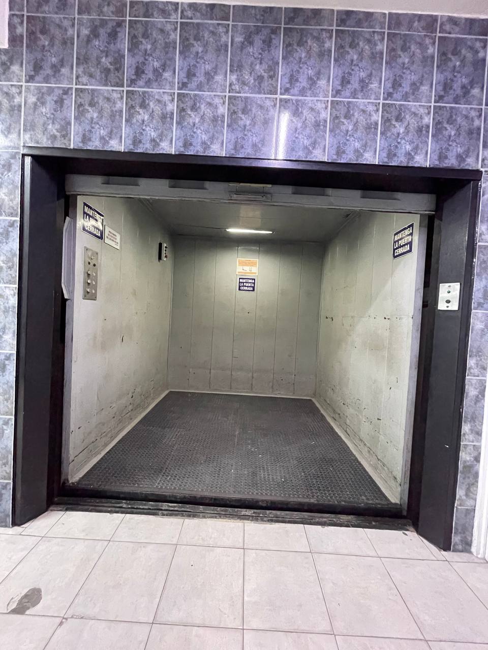 Oficina en Alquiler en Los Rosales, Caracas – 230m², Baños para Damas y Caballeros