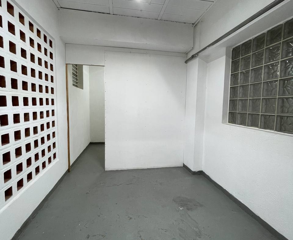 Oficina en Alquiler en Los Rosales, Caracas – 230m², Baños para Damas y Caballeros