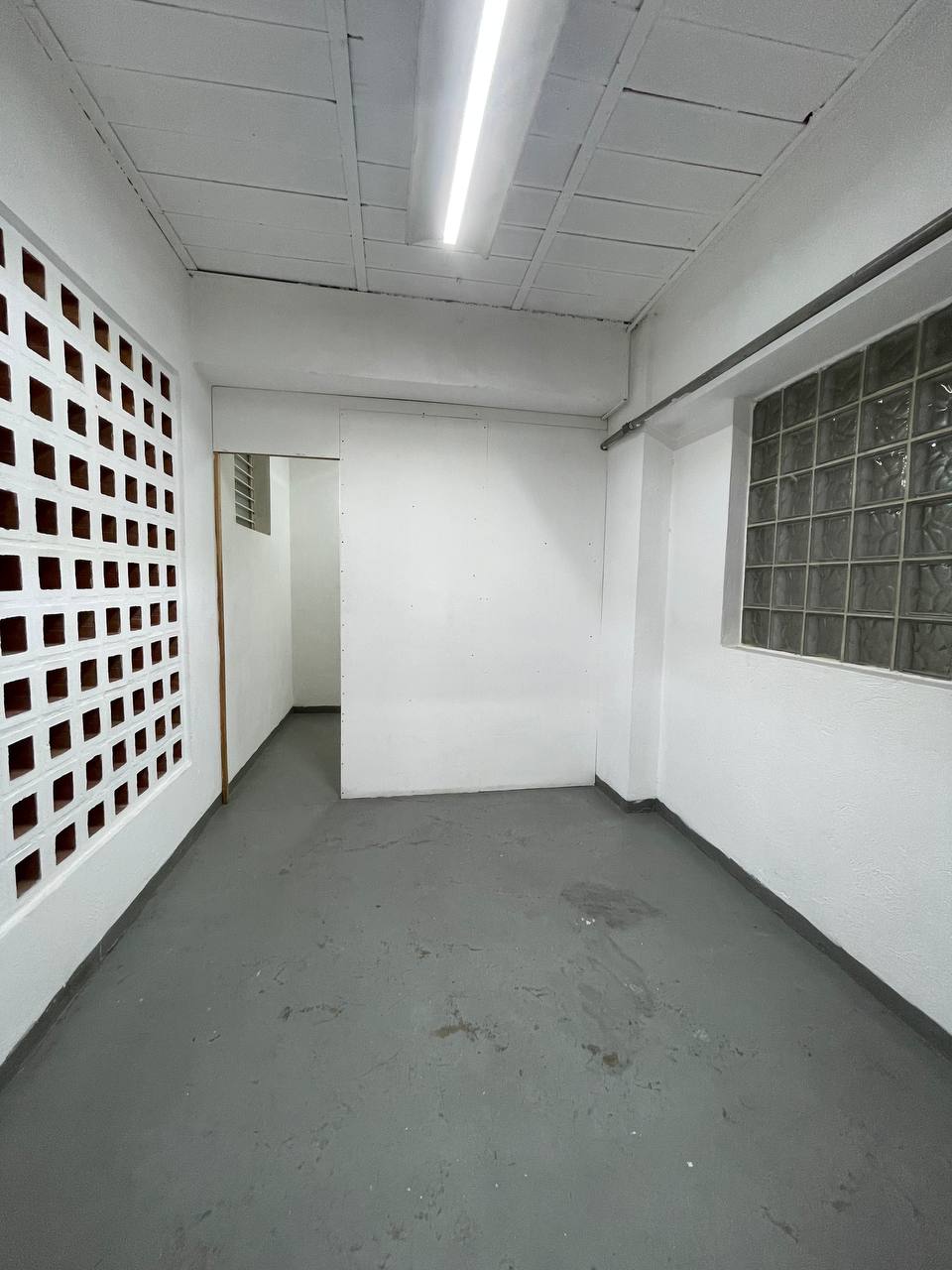 Oficina en Alquiler en Los Rosales, Caracas – 230m², Baños para Damas y Caballeros