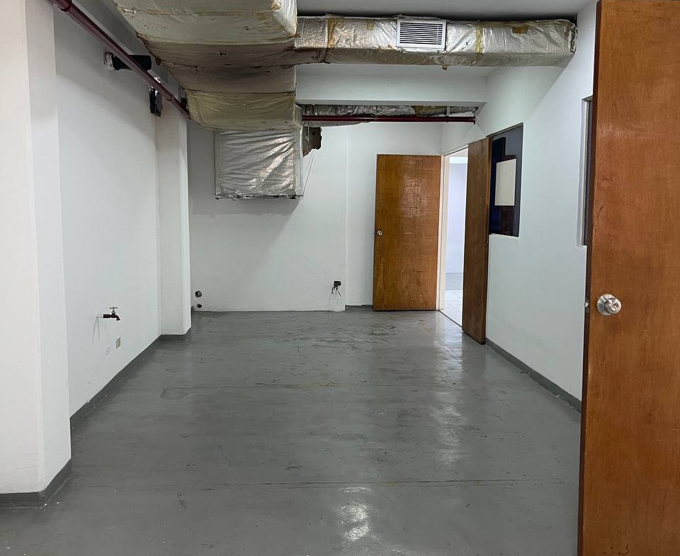 Oficina en Alquiler en Los Rosales, Caracas – 230m², Baños para Damas y Caballeros