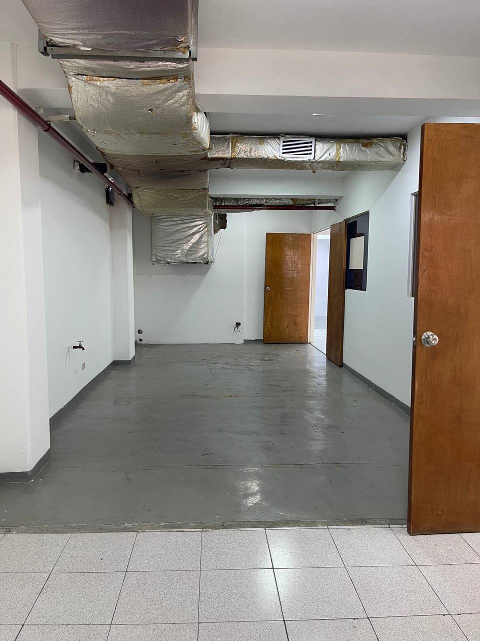 Oficina en Alquiler en Los Rosales, Caracas – 230m², Baños para Damas y Caballeros