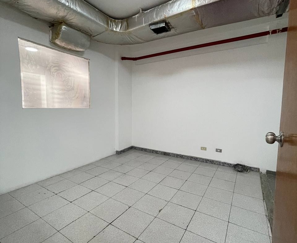 Oficina en Alquiler en Los Rosales, Caracas – 230m², Baños para Damas y Caballeros