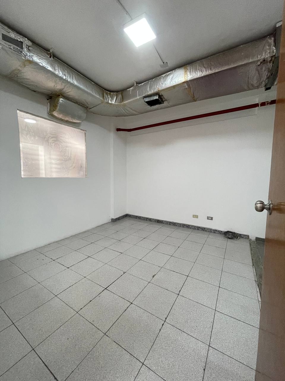 Oficina en Alquiler en Los Rosales, Caracas – 230m², Baños para Damas y Caballeros