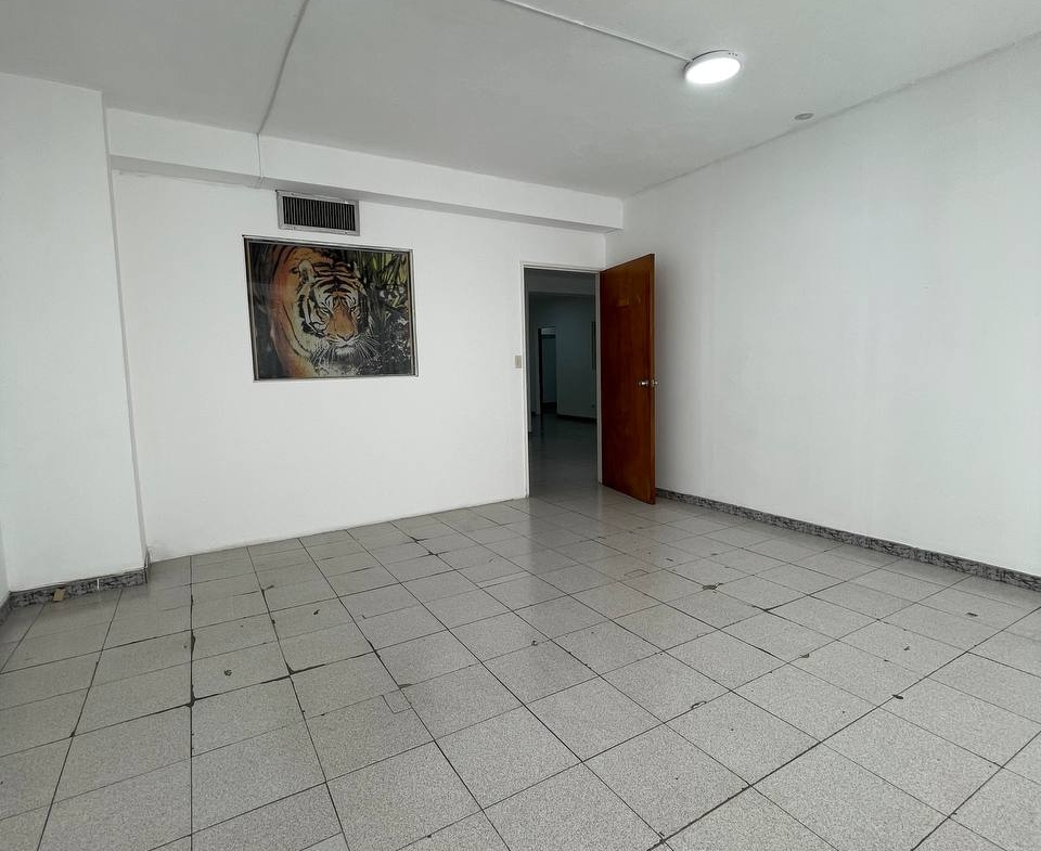 Oficina en Alquiler en Los Rosales, Caracas – 230m², Baños para Damas y Caballeros