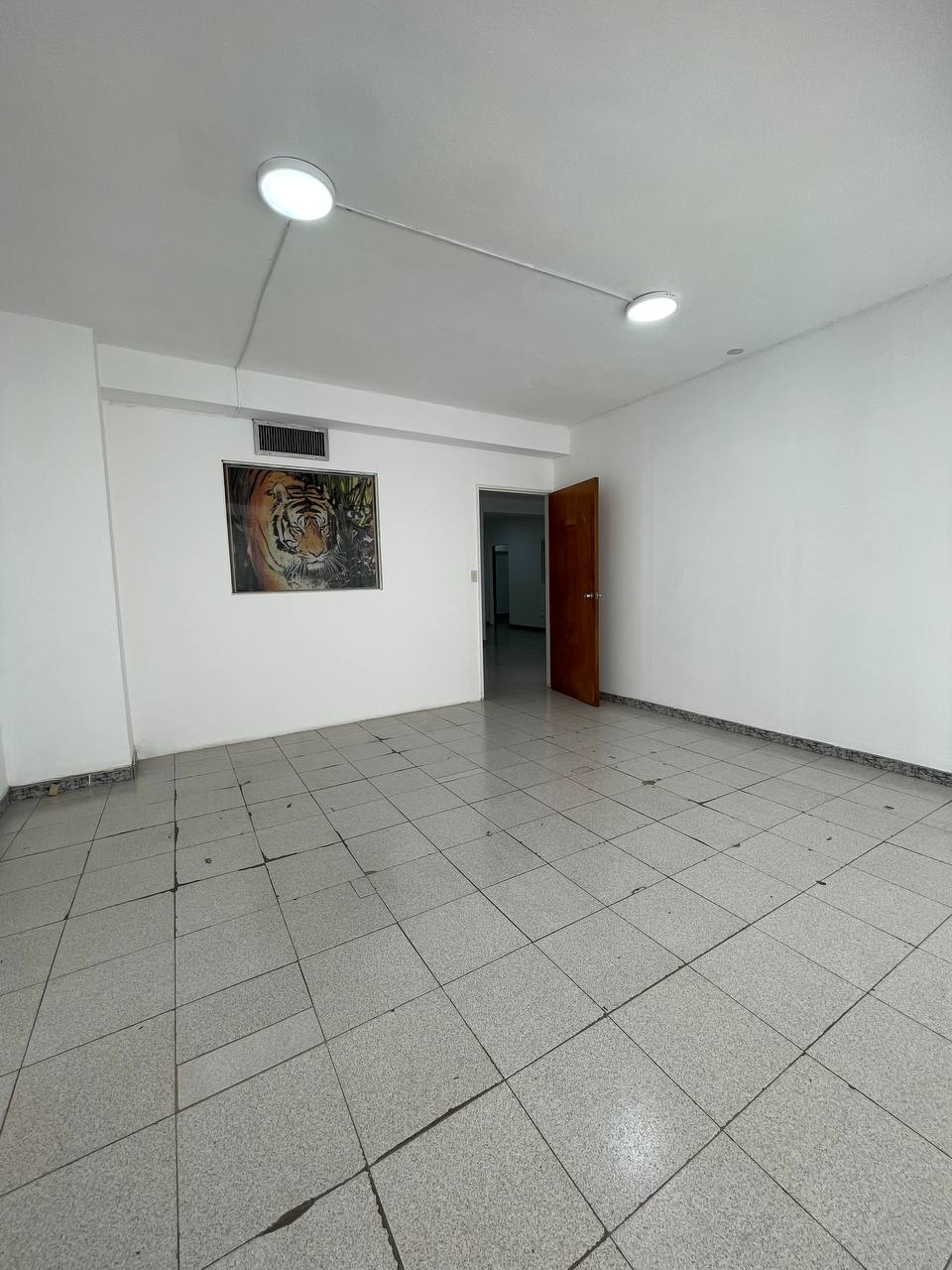Oficina en Alquiler en Los Rosales, Caracas – 230m², Baños para Damas y Caballeros