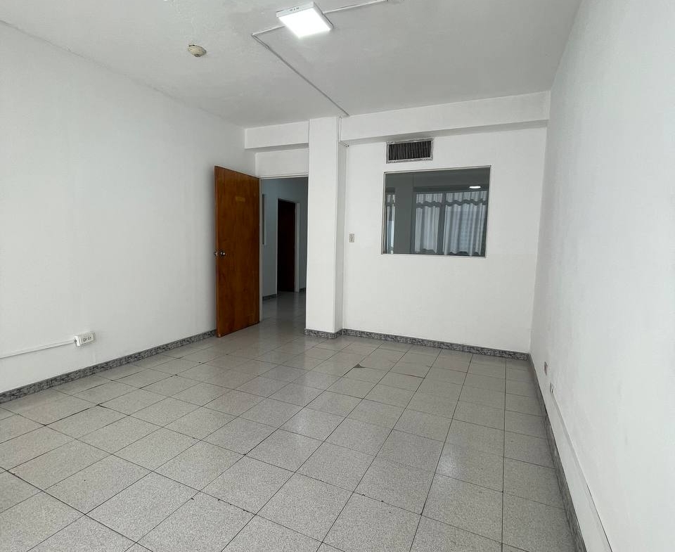 Oficina en Alquiler en Los Rosales, Caracas – 230m², Baños para Damas y Caballeros