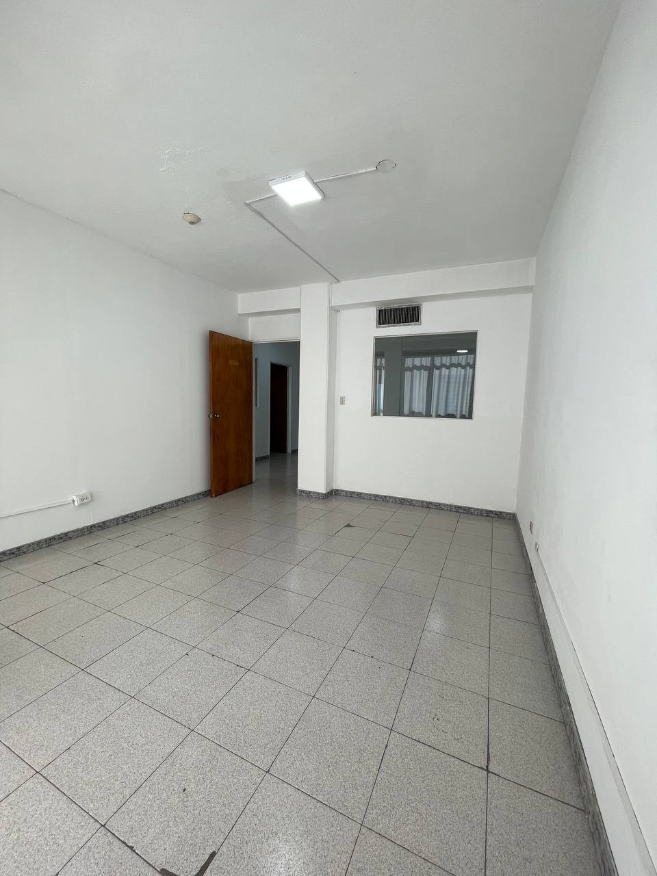 Oficina en Alquiler en Los Rosales, Caracas – 230m², Baños para Damas y Caballeros