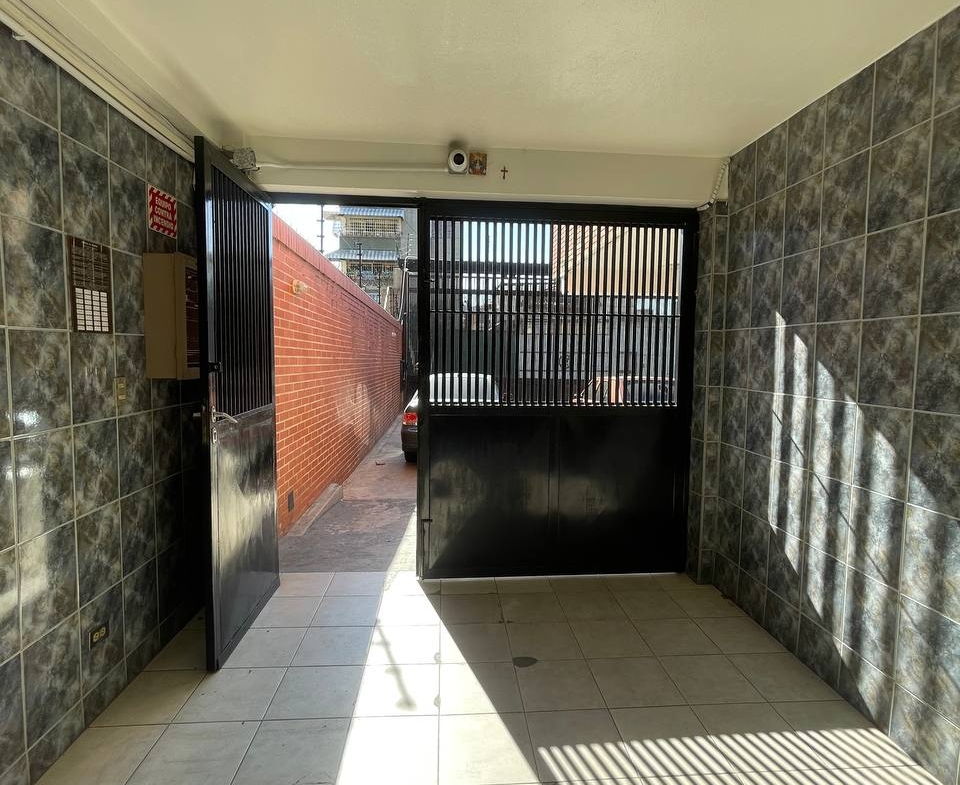 Oficina en Alquiler en Los Rosales, Caracas – 230m², Baños para Damas y Caballeros