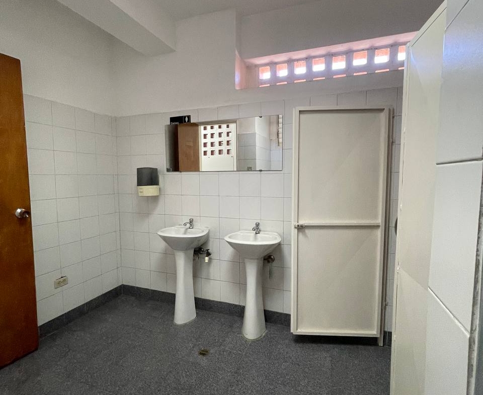 Oficina en Alquiler en Los Rosales, Caracas – 230m², Baños para Damas y Caballeros