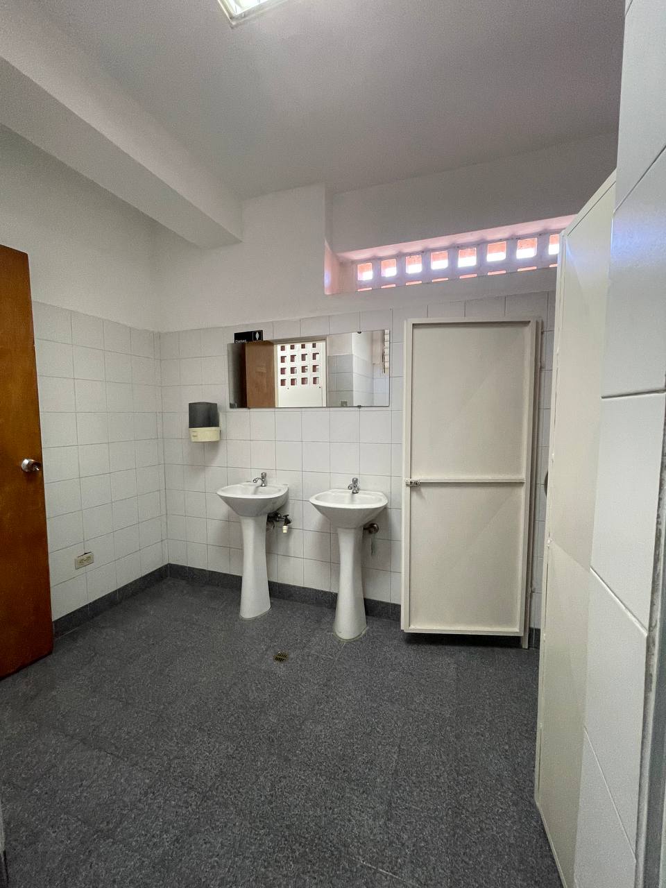Oficina en Alquiler en Los Rosales, Caracas – 230m², Baños para Damas y Caballeros