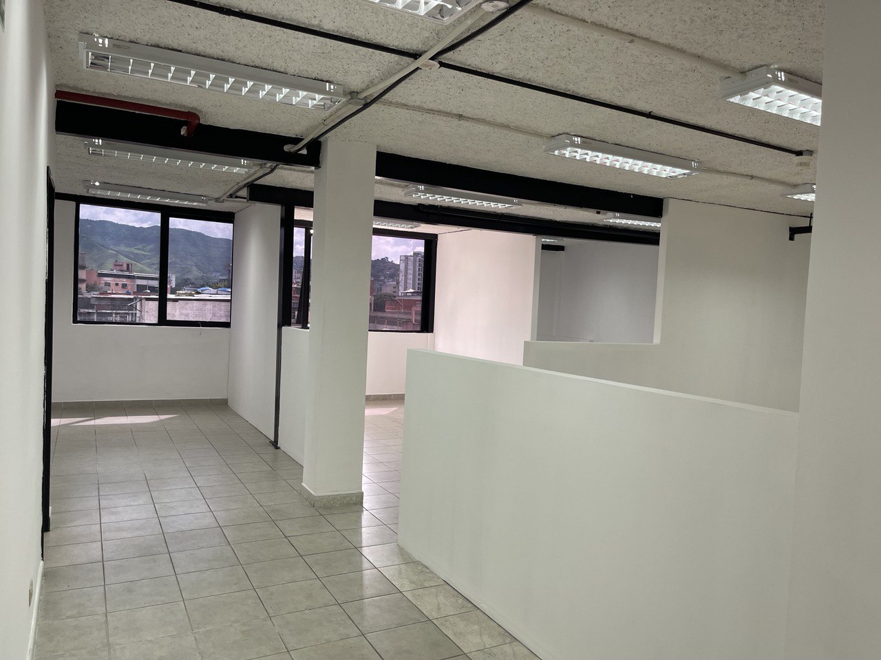 Los Rosales-Oficina2-Areas (10) Oficina en Alquiler en Los Rosales, Caracas – 210m², 2 Baños y 1 Puesto de Estacionamiento