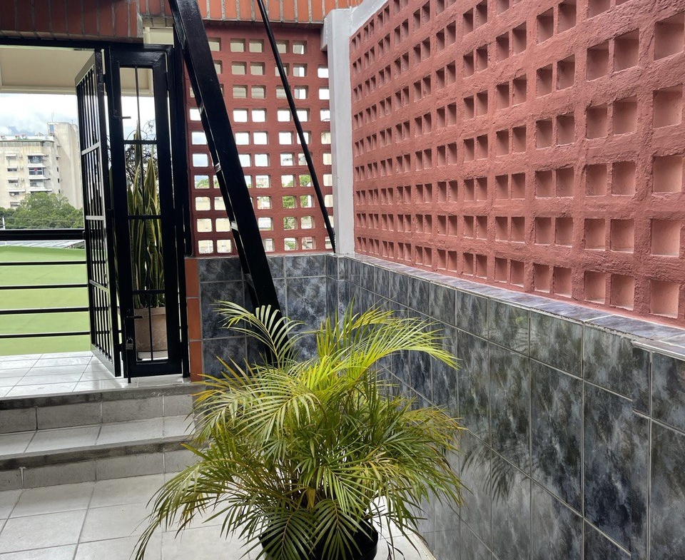 Oficina en Alquiler en Los Rosales, Caracas – 210m², 2 Baños y 1 Puesto de Estacionamiento