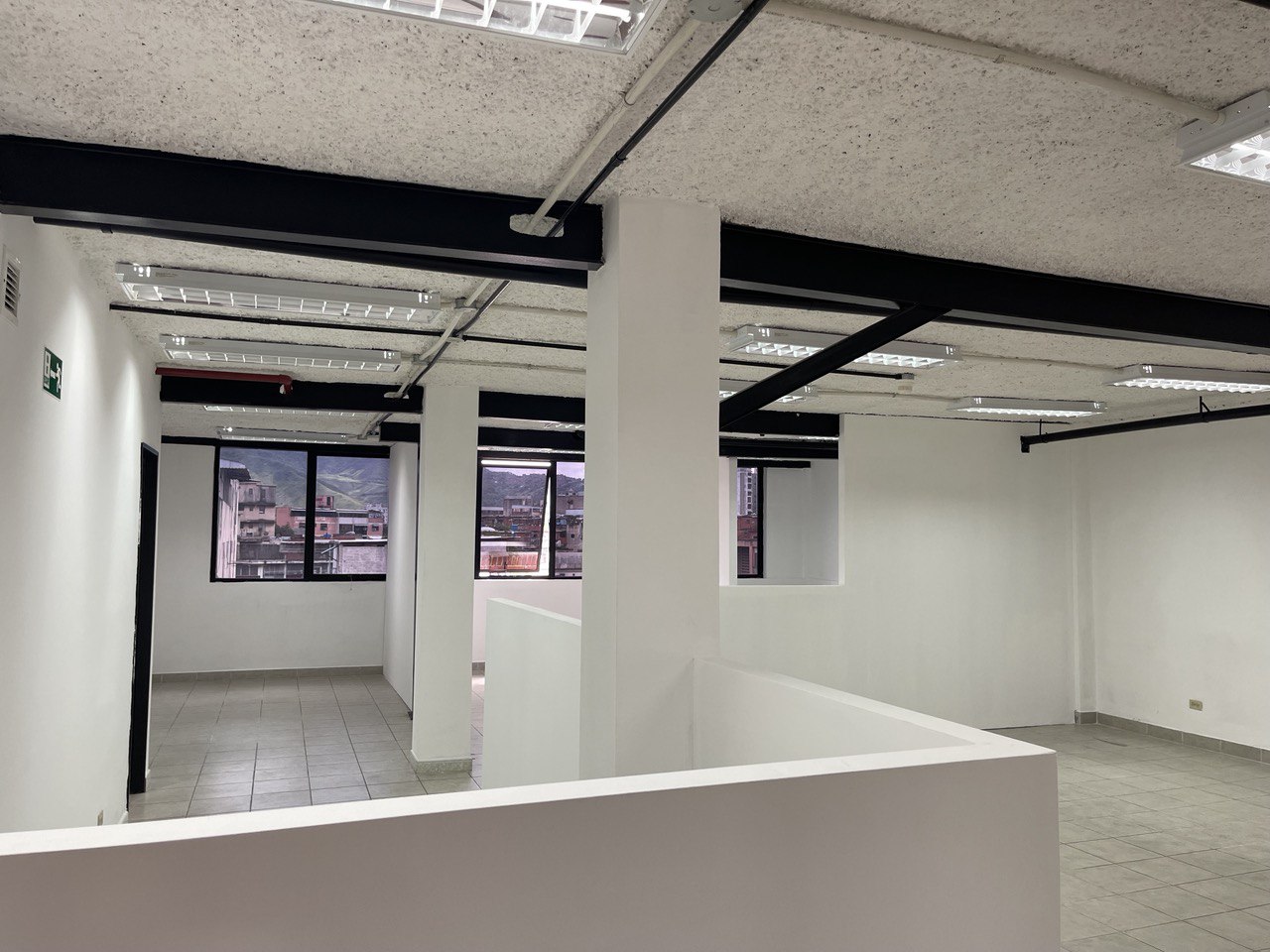 Los Rosales-Oficina2-Areas (4) Oficina en Alquiler en Los Rosales, Caracas – 210m², 2 Baños y 1 Puesto de Estacionamiento