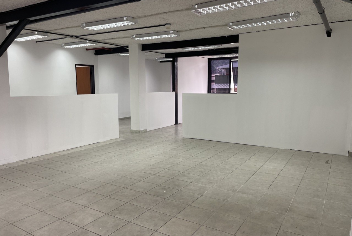 Oficina en Alquiler en Los Rosales, Caracas – 210m², 2 Baños y 1 Puesto de Estacionamiento