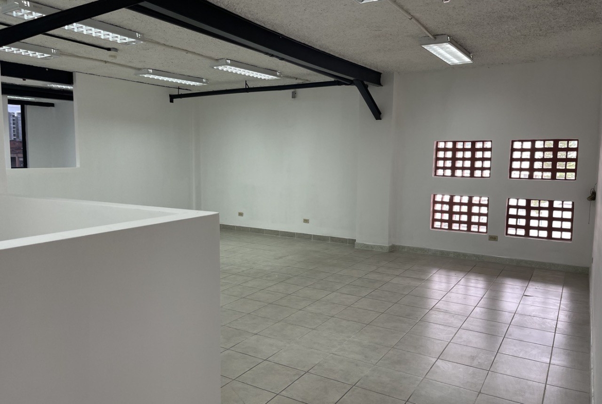 Oficina en Alquiler en Los Rosales, Caracas – 210m², 2 Baños y 1 Puesto de Estacionamiento