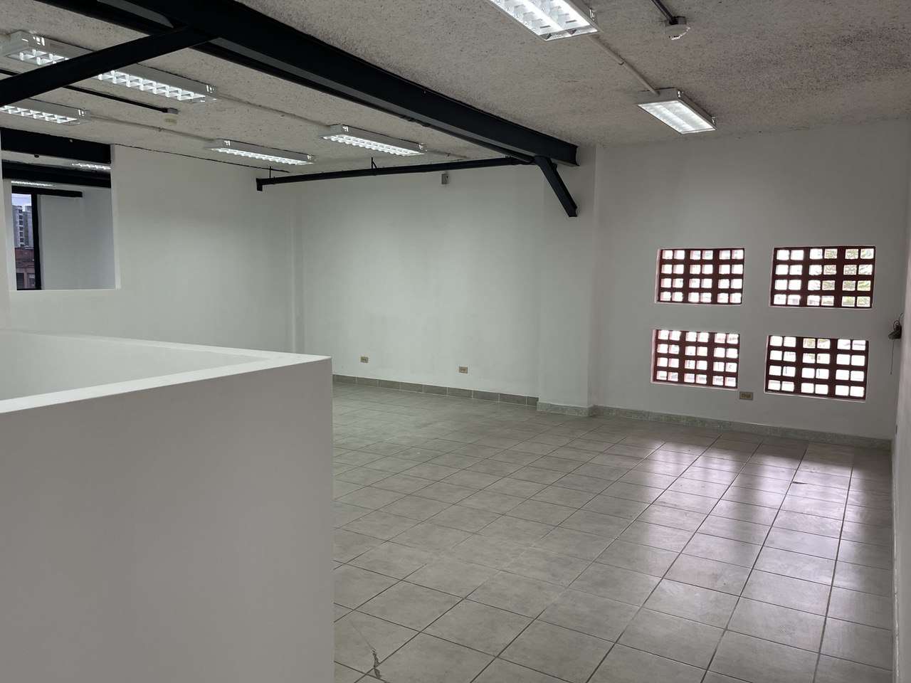 Los Rosales-Oficina2-Areas (7) Oficina en Alquiler en Los Rosales, Caracas – 210m², 2 Baños y 1 Puesto de Estacionamiento