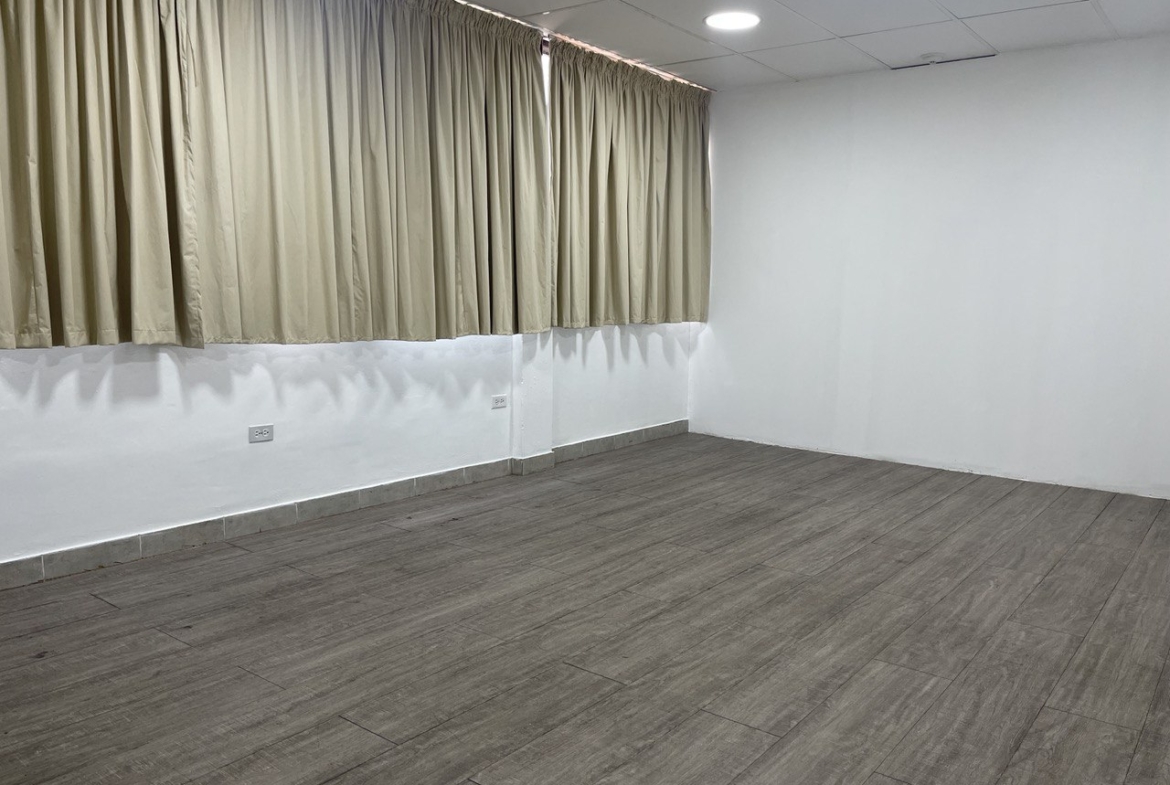 Oficina en Alquiler en Los Rosales, Caracas – 210m², 2 Baños y 1 Puesto de Estacionamiento
