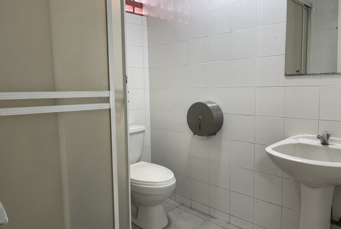 Oficina en Alquiler en Los Rosales, Caracas – 210m², 2 Baños y 1 Puesto de Estacionamiento