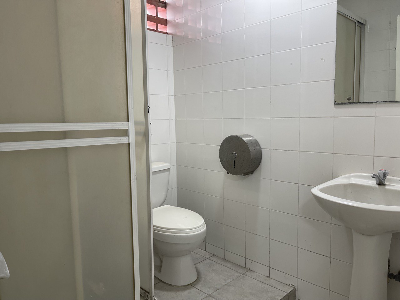 Los Rosales-Oficina2-Baños Oficina en Alquiler en Los Rosales, Caracas – 210m², 2 Baños y 1 Puesto de Estacionamiento