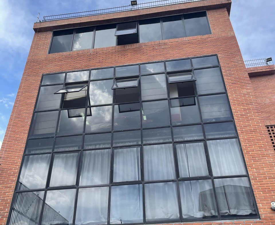 Oficina en Alquiler en Los Rosales, Caracas – 210m², 2 Baños y 1 Puesto de Estacionamiento