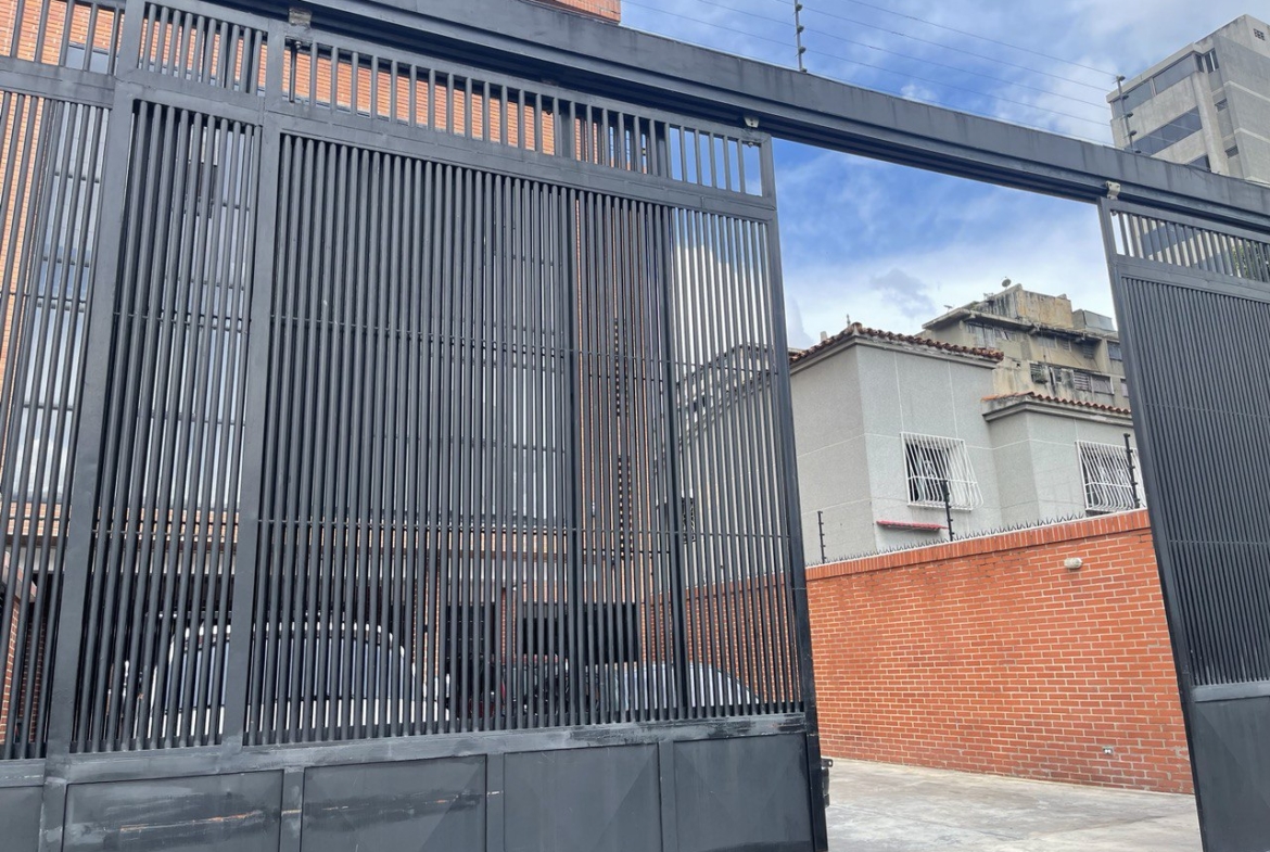 Oficina en Alquiler en Los Rosales, Caracas – 210m², 2 Baños y 1 Puesto de Estacionamiento