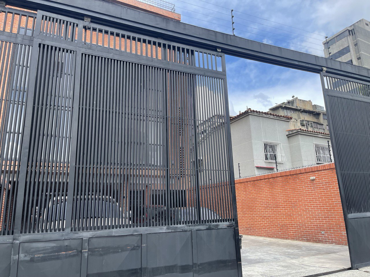 Los Rosales-Oficina2-Fachada (2) Oficina en Alquiler en Los Rosales, Caracas – 210m², 2 Baños y 1 Puesto de Estacionamiento