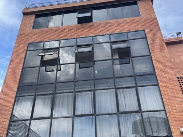 Oficina en Alquiler en Los Rosales, Caracas – 210m², 2 Baños y 1 Puesto de Estacionamiento