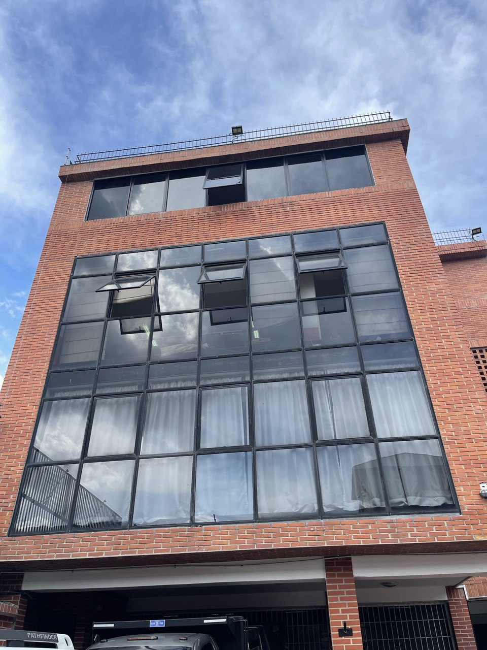 Los Rosales-Oficina2-Fachada Oficina en Alquiler en Los Rosales, Caracas – 210m², 2 Baños y 1 Puesto de Estacionamiento