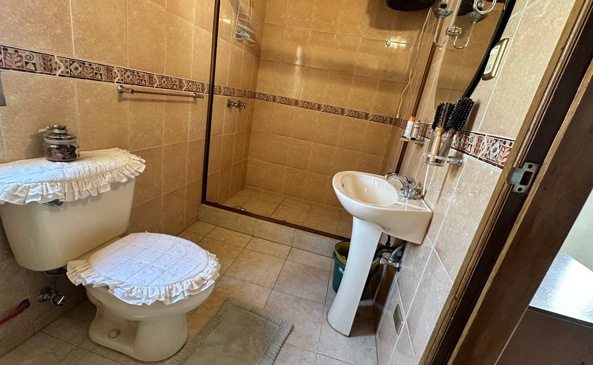 Casa Quinta en Venta en Macaracuay, Caracas – 687m², 7 Habitaciones, 5 Baños y 4 Puestos de Estacionamiento