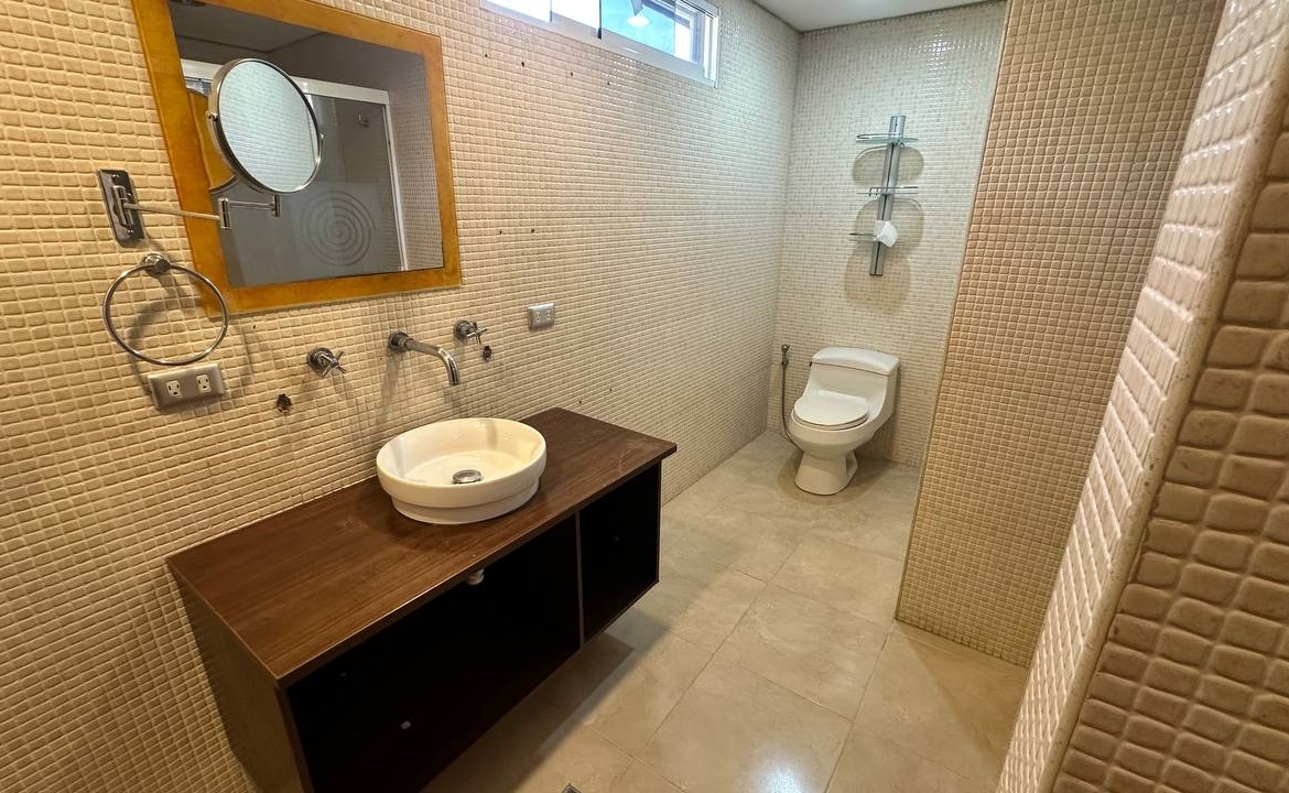 Casa Quinta en Venta en Macaracuay, Caracas – 687m², 7 Habitaciones, 5 Baños y 4 Puestos de Estacionamiento