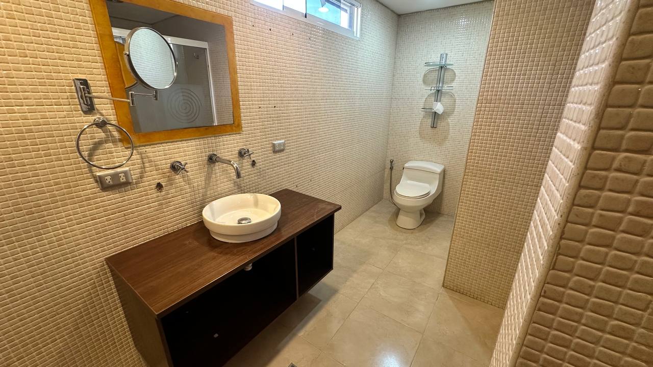 Macaracuay-Casa-Baño (5) Casa Quinta en Venta en Macaracuay, Caracas – 687m², 7 Habitaciones, 5 Baños y 4 Puestos de Estacionamiento