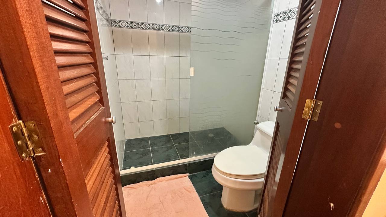 Macaracuay-Casa-Baño (7) Casa Quinta en Venta en Macaracuay, Caracas – 687m², 7 Habitaciones, 5 Baños y 4 Puestos de Estacionamiento