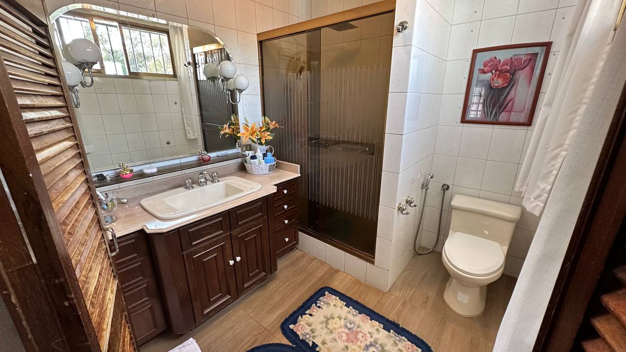 Macaracuay-Casa-Baño Casa Quinta en Venta en Macaracuay, Caracas – 687m², 7 Habitaciones, 5 Baños y 4 Puestos de Estacionamiento