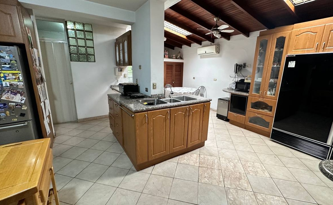 Casa Quinta en Venta en Macaracuay, Caracas – 687m², 7 Habitaciones, 5 Baños y 4 Puestos de Estacionamiento