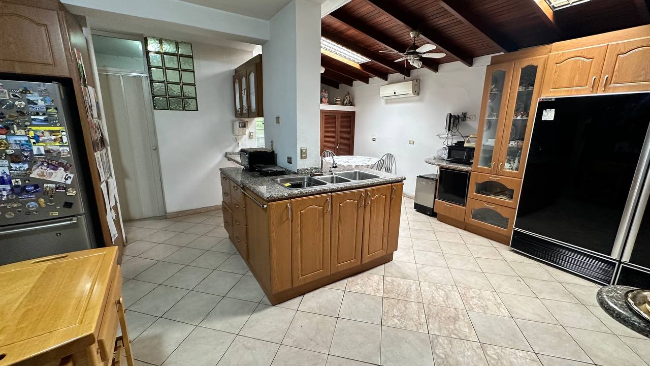 Macaracuay-Casa-Cocina (2) Casa Quinta en Venta en Macaracuay, Caracas – 687m², 7 Habitaciones, 5 Baños y 4 Puestos de Estacionamiento