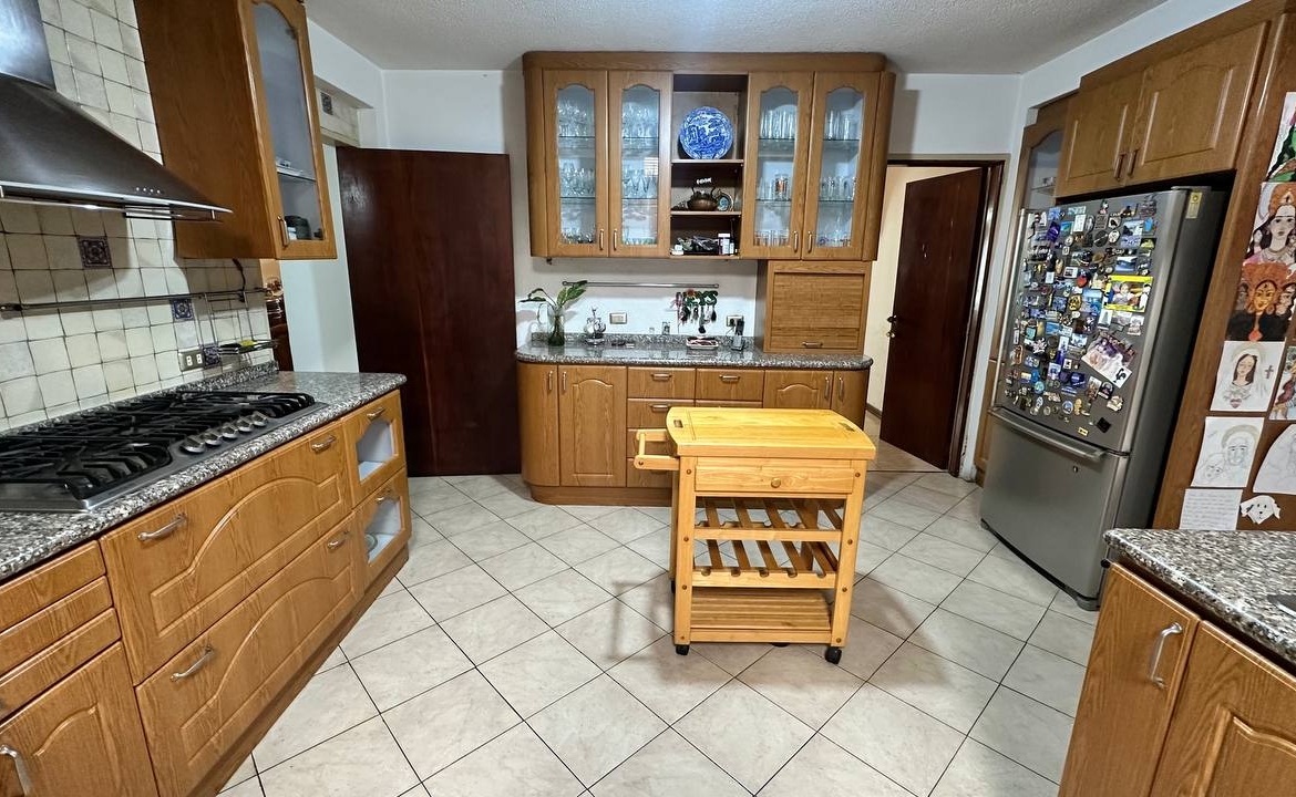 Casa Quinta en Venta en Macaracuay, Caracas – 687m², 7 Habitaciones, 5 Baños y 4 Puestos de Estacionamiento