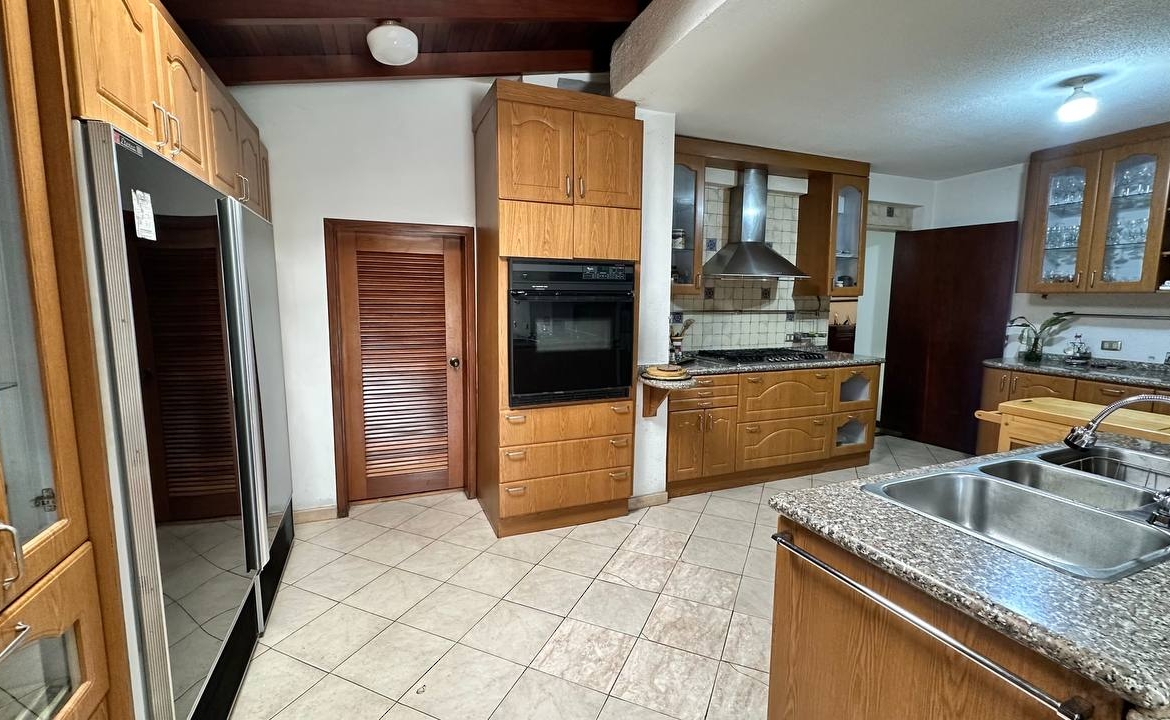 Casa Quinta en Venta en Macaracuay, Caracas – 687m², 7 Habitaciones, 5 Baños y 4 Puestos de Estacionamiento